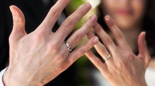 Man en vrouw met ringen op de vinger.