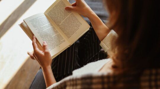Vrouw leest een boek.