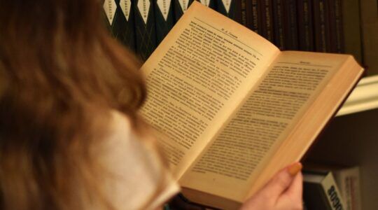 Vrouw leest boek.