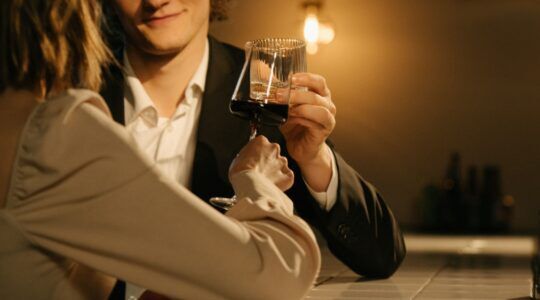 Man en vrouw op date.