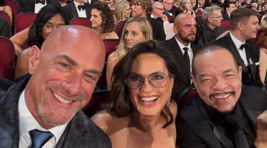 Christopher Meloni, Mariska Hargitay, en Ice-T maken een selfie.