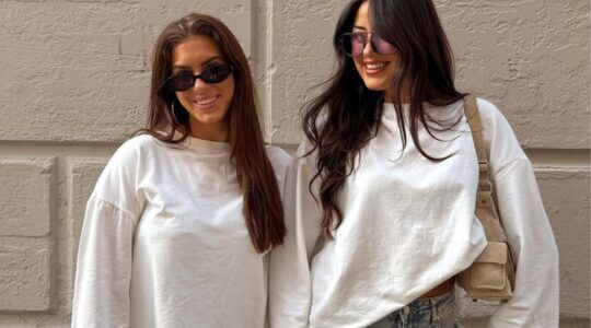 Twee vrouwen met een long sleeve aan.