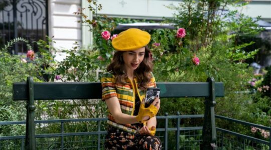 Emily kijkt op haar telefoon.