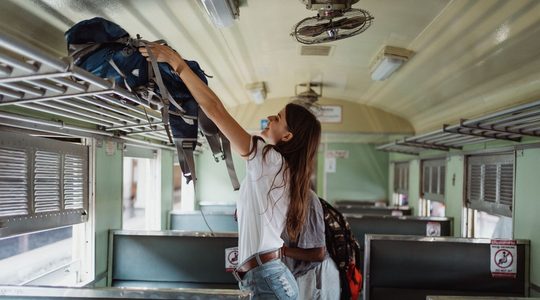 Vrouw met backpack in trein