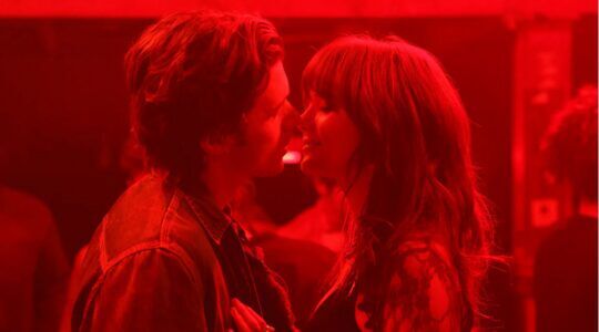 Nick Robinson en Emilia Jones
