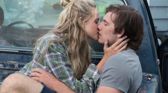 Stel zoent in een pick-up wagen.