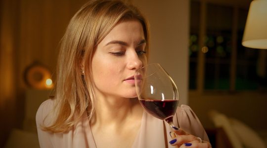Vrouw drinkt wijn.
