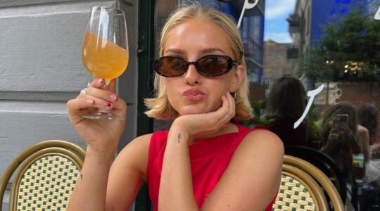 Meisje met een glas drank.