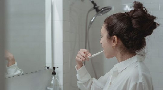 Vrouw poetst haar tanden.