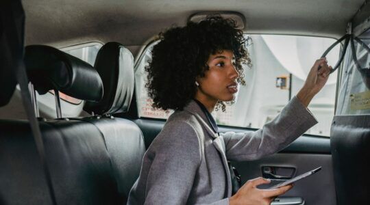 Een vrouw zit in de Uber.