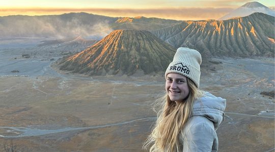 Romy tijdens haar reis naar Indonesië.