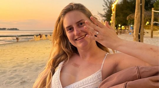 Romy op het strand met haar ring.