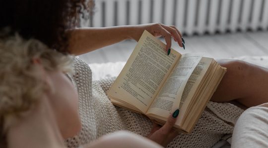 Vrouw met boek in haar handen.