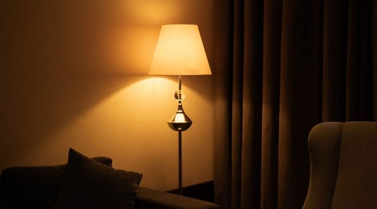 Gedimde lamp in een woonkamer.