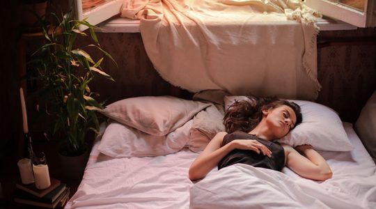 Slapende vrouw in bed