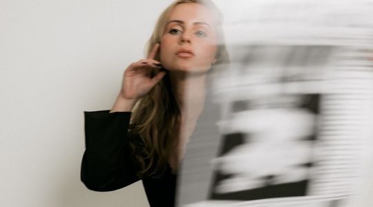 Vrouw leest de krant.