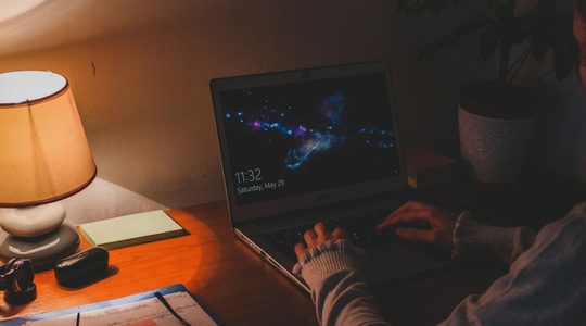 Vrouw op een computer.