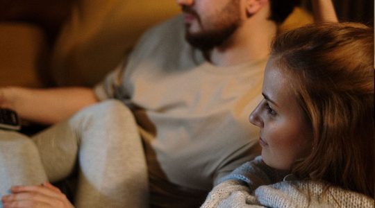 Man en vrouw op de bank.