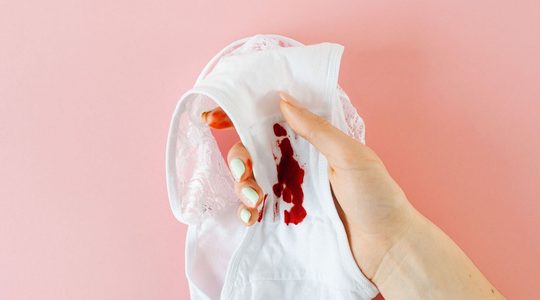 Onderbroek met menstruatiebloed