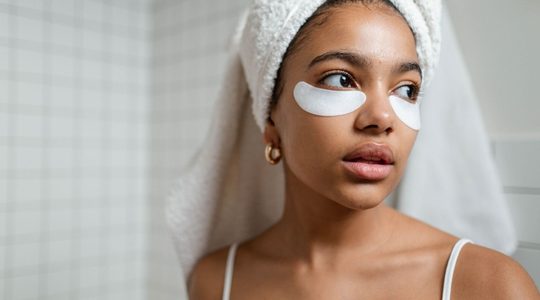 Vrouw met skincare.