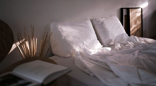 Beddengoed op bed.