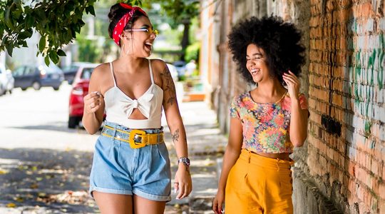 Twee vrouwen in vrolijke kleding.