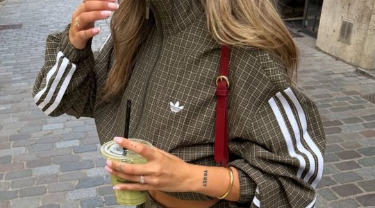 Vrouw in Adidas-set.
