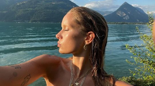 Vrouw aan het water.