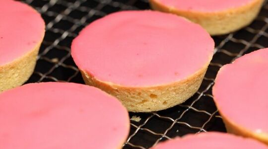 glazuur-van-een-roze-koek