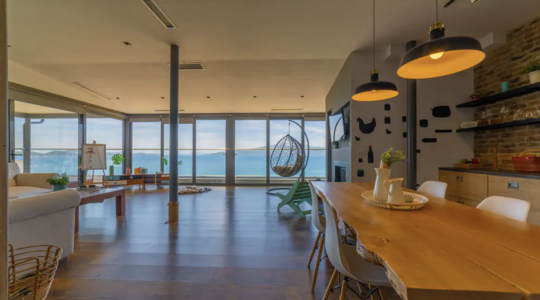 In dit penthouse met sea view overnacht je voor 15 euro per nacht