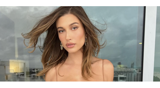 Hailey Bieber deelt beauty-hack voor volle lippen