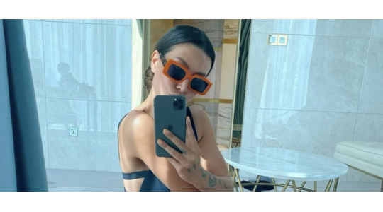 Jaimie Vaes post foto van haar nieuwe booty in doorschijnende jurk