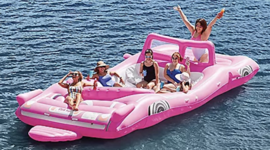 Op deze opblaasbare limo van ruim 6 meter dobber jij deze zomer