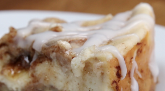 cinnamon roll cheesecake