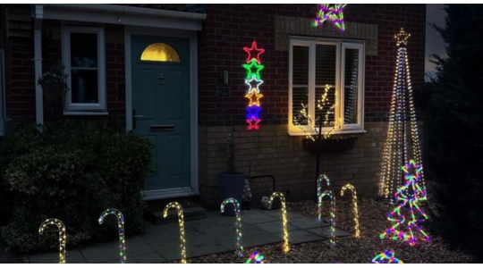 Vrouw versiert 4 maanden voor kerst haar huis