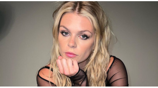 Davina Michelle bruin haar