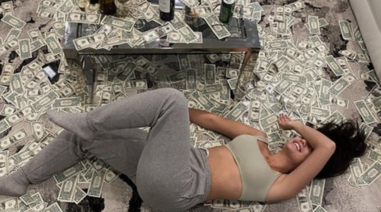 zoekt een vrouw om het geld mee te delen