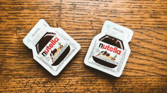 melk in een lege pot nutella moet gieten