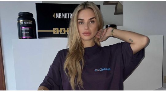 Gaby Blaaser showt babybuik