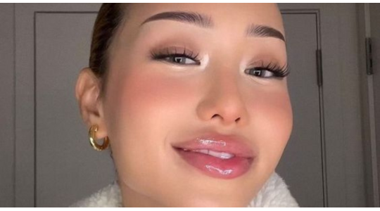 Cold girl make-up look