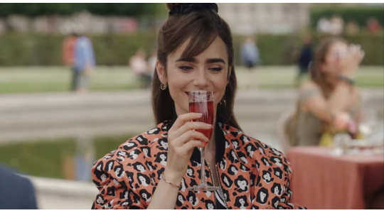Kir Royale maken Emily in Paris