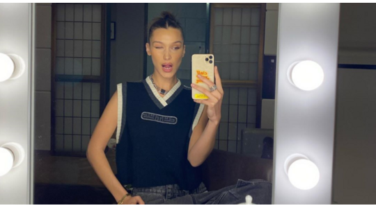 Bella Hadid spiegel foto bril