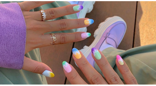 nageltrends voorjaar 2023 kleurrijke nagels