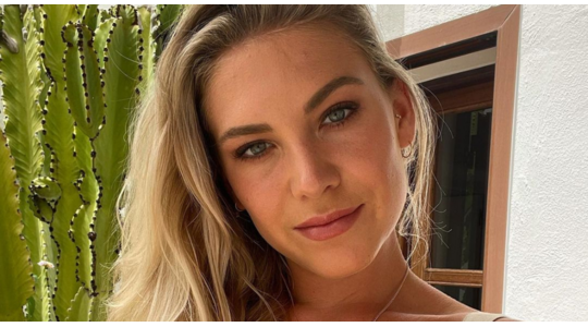 Jessie Jazz zwanger groeiende babybuik foto lingerie