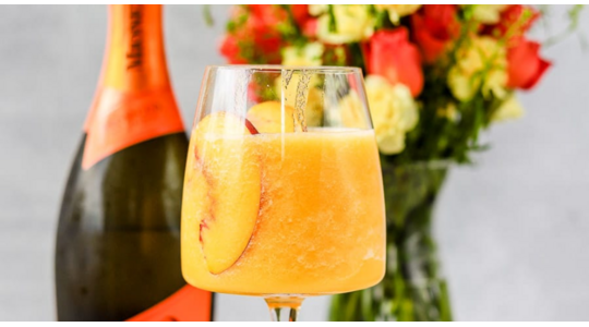 Frozen peach bellini cocktail zomer drankje
