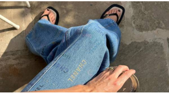 flip-flops slippers jeans outfit