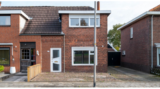 funda-parel-met-zwembad-in-de-tuin