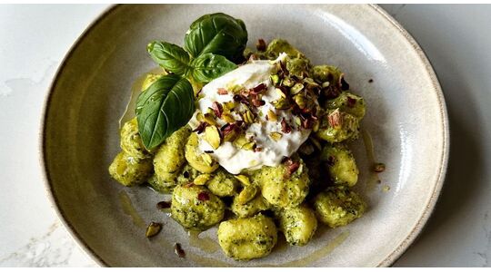 gnocchi recept met courgettepesto en pistache