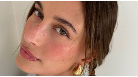 hailey bieber make up routine en make up hack