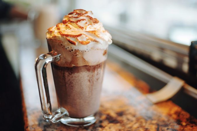 De verassende gezondheidsvoordelen van warme chocolademelk